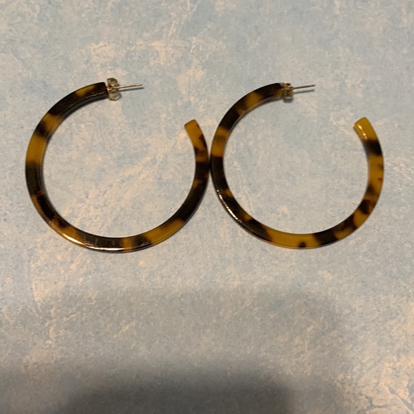Tortoise shell hoop earrings - Picture 2 of 3